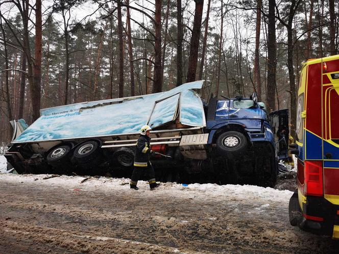 Wypadek w Dobrej nie żyje kierowca ciężarówki