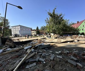 Stronie Śląskie przed i po powodzi. Aż trudno uwierzyć, że to te same miejsca. Zdjęcia odbierają mowę 