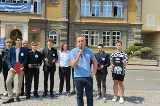Protest w Tarnowie! Młodzi stanęli w obronie Jana Ryby. Oddajcie nam dyrektora