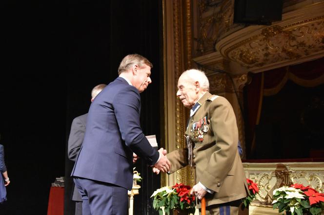 Wojewoda Piotr Ćwik wręcza generałowi Bieńkowiczowi Medal 100-lecia Odzyskania Niepodległości