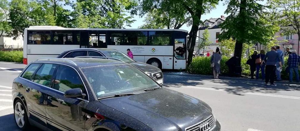 Autobus uderzył w drzewo w Górze Kalwarii