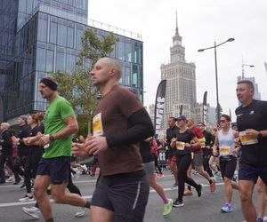 Uczestnicy biegu Nice To Fit You Warszawska Dycha 2025 na trasie