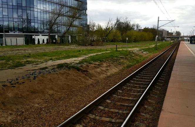 Gęsta smoła na peronie PKP Służewiec