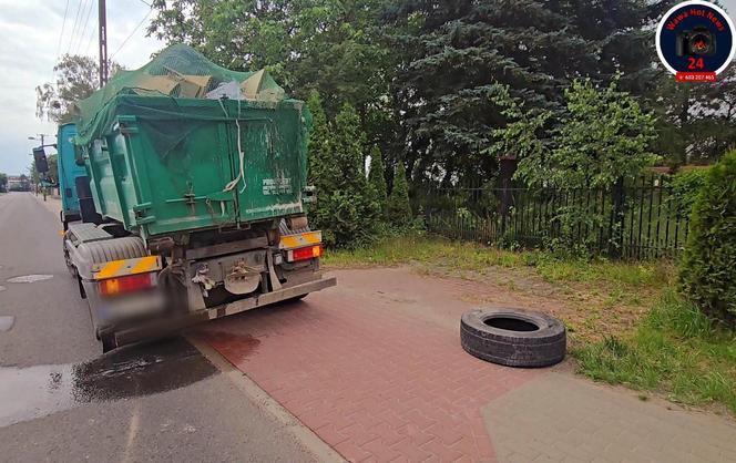 Huknął w śmieciarkę aż urwało koło. Taksówka rozbita, co tam się stało?