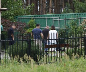 Zbrodnia pod Grójcem. Ksiądz przyznał się do zabójstwa. Policja przeszukała plebanię [ZDJĘCIA]. Kontener: Warszawa