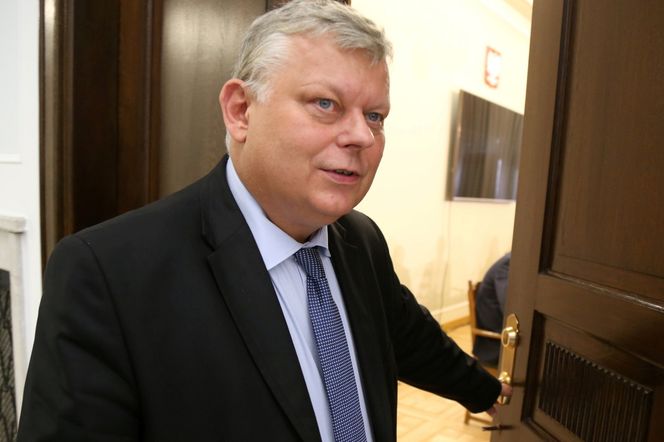 Marek Suski pomylił Sejm z oborą? Szalenie nieeleganckie zachowanie, szkoda gadać [W…