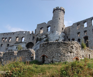 Podzamcze, ruiny zamku Ogrodzieniec, widok skrzydła północnego zamku górnego, stan na 2009 r.