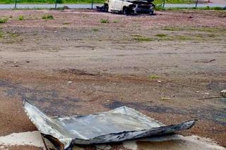 Fiat eksplodował na parkingu. Wszystko wokół stanęło w ogniu. Z auta został wrak