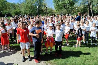 Biegiem uczciły rocznicę uchwalenia Konstytucji 3 Maja. Dzieciaki z Bełchatowa ścigały się w parku Olszewskich [AUDIO]