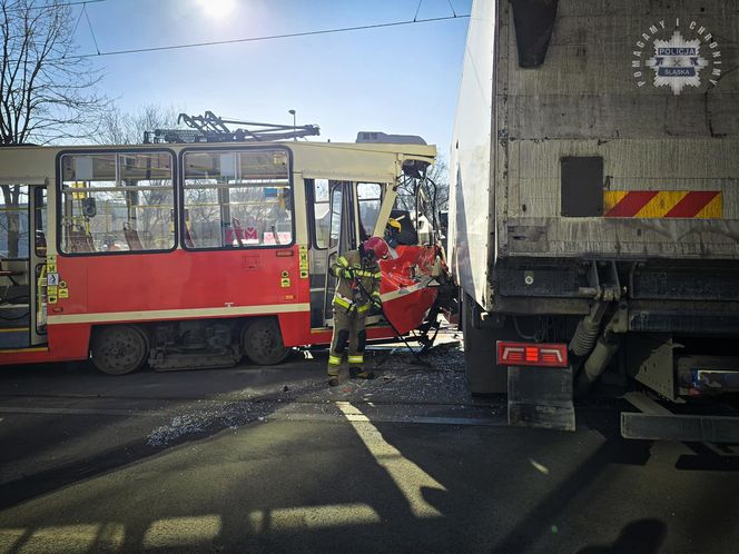 Wypadek z udziałem tramwaju i ciężarówki