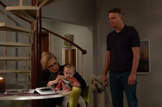 Na Wspólnej odc. 3852. Kamil Hoffer (Kazimierz Mazur), matka Anny Kolendy - Teresa Boska (Sylwia Wysocka), Ania (Kornelia Krynicka)