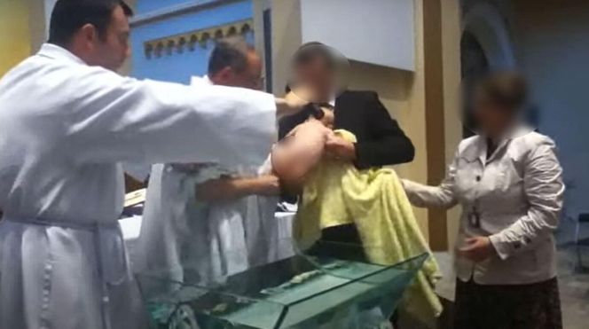 W kościele na Śląsku dzieci podtapia się w czasie chrztu. Kontrowersyjny sakrament 