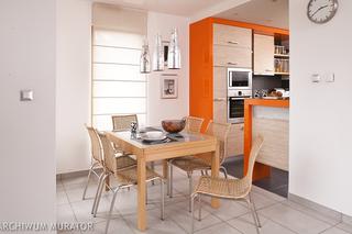 Aranżacja kuchni: otwarta kuchnia z dodatkiem koloru pomarańczowego