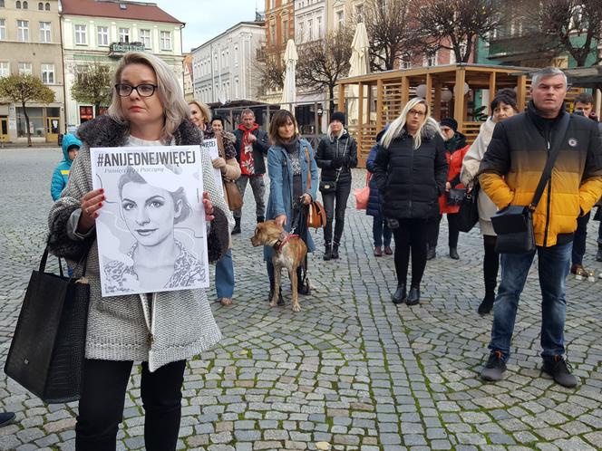 Znicze, minuta ciszy. #AniJednejWięcej w Lesznie