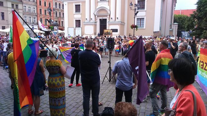  Toruń mówi NIE mowie nienawiści! Tęczowy wiec na Rynku Staromiejskim [ZDJĘCIA]