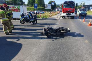 Motorowerzysta zderzył się z osobówką na DW977 w Tuchowie. Kierujący jednośladem odniósł obrażenia