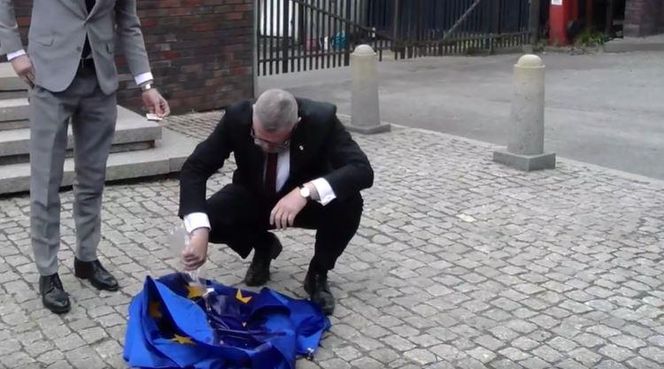 Grzegorz Braun w Katowicach podpalił flagę Unii Europejskiej