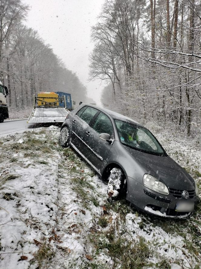 18-latka straciła panowanie nad autem i wjechała do rowu