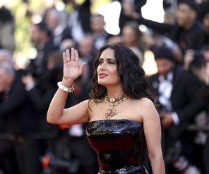 Salma Hayek nic się nie zmieniła przez 20 lat! Te zdjęcia w bikini to hit!