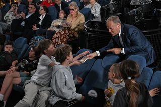 Premier Donald Tusk wśród gości zgromadzonych w Centrum Nauki Kopernik w Warszawie oglądał start misji Axiom-4 z polskim astronautą Sławoszem Uznańskim-Wiśniewskim