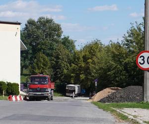 Na ulicę Wapienną wrócili drogowcy. Remont „nabiera” kształtu