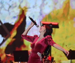 Steczkowska w czerwieni i Margaret w futrze. Tak gwiazdy wystroiły się na koncert 11 listopada [GALERIA]