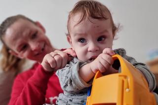 Roczny Antoś po przeszczepie rogówki pierwszy raz zobaczył mamę