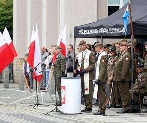 Przysięga wojskowa w Sosnowcu. Żołnierze przedefilowali przez miasto