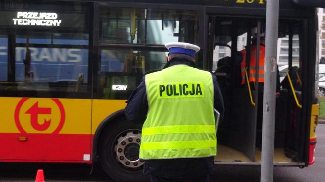 Plama krwi, torebka i rozbite okulary. Rozpacz kierowcy autobusu po koszmarnym wypadku na Mokotowie. Nowe informacje