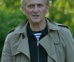 Andrzej Chyra smyra i całuje