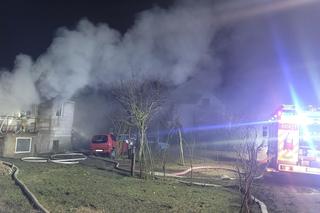 Groźny pożar w domu jednorodzinnym przy ulicy Powojowej. Mężczyzna trafił do szpitala 