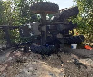 Zderzenie ciągnika z osobówką na drodze ze Szczuczyna do Niećkowa. Dwie osoby w szpitalu [ZDJĘCIA]