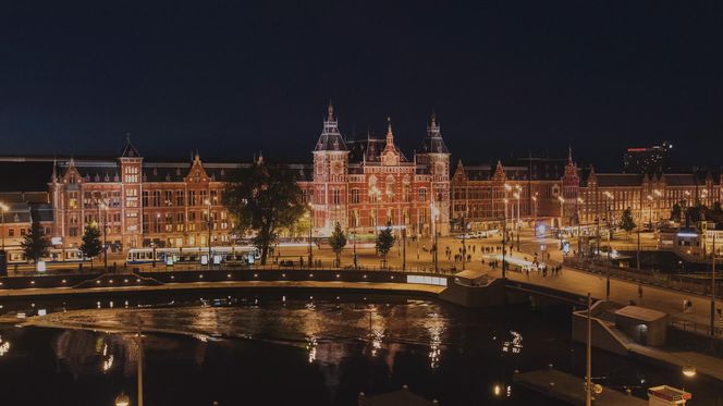 Kadry z serialu „Stacja Amsterdam”