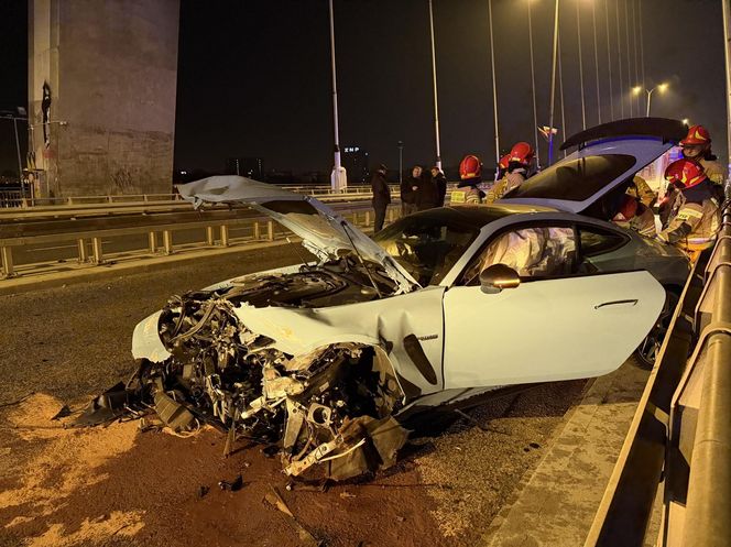 Sportowy mercedes warty 1,5 miliona roztrzaskany na moście Świętokrzyskim