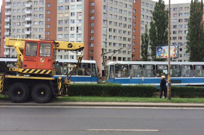 Tramwaj wypadł z szyn. Żmigrodzka zablokowana