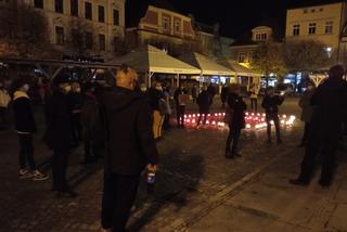 ​Było więcej zniczy niż protestujących. Kiepska frekwencja na środowym (04.11) Strajku Kobiet w Lesznie [ZDJĘCIA/AUDIO/WIDEO]