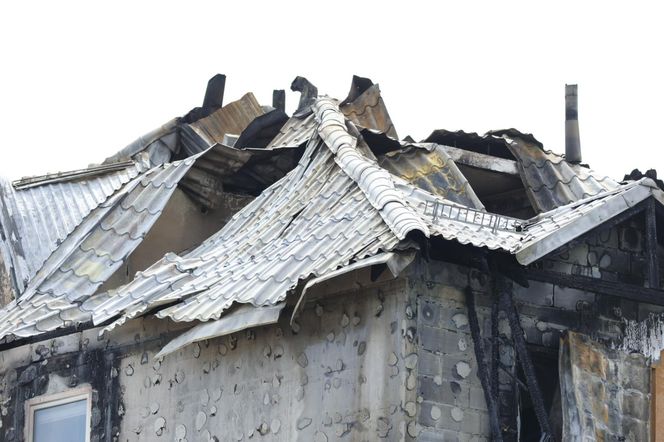 Blok przy ul. Powstańców w Ząbkach po pożarze