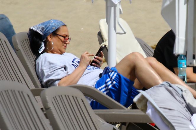 Kayah. Leczyła gardło i opalała kolana