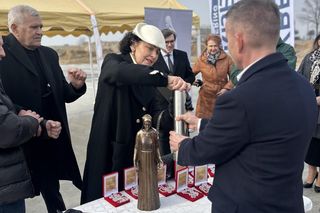 Konotopie. Budowa pomnika Matki Boskiej. Miliarderzy i marszałek województwa na wmurowaniu aktu erekcyjnego [ZDJĘCIA].