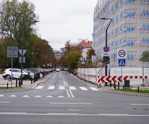 U wylotu tej ulicy znajdowała się trybuna honorowa z Hitlerem 5 października 1939 roku