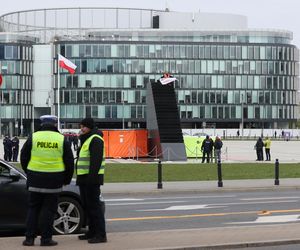 Pomnik smoleński oblany sztuczną krwią