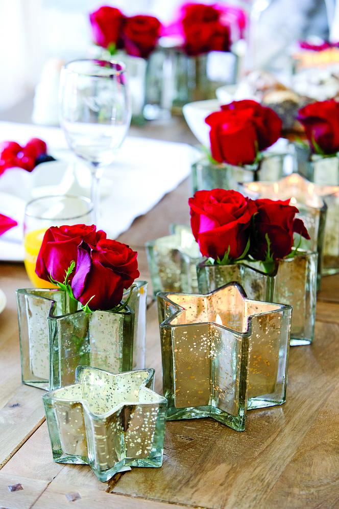 świeczki i kwiaty na stole