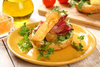 Kanapki z szynką szwarcwaldzką i smażonym serem pleśniowym