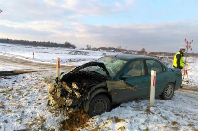 Samochód osobowy wjechał wprost pod koła pociągu relacji Rzeszów - Warszawa