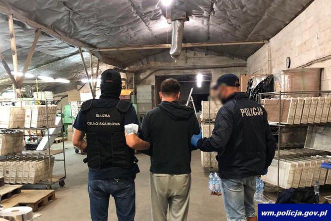Miliony nielegalnych papiersów na terenie dawnej fermy drobiu pod Olsztynem