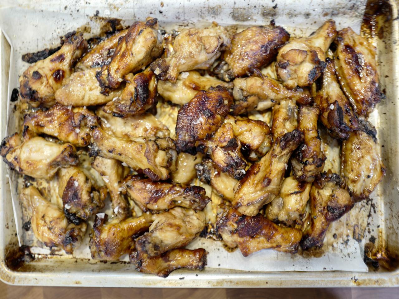Chrupiące skrzydełka kurczaka z 6 składników: przepis z programu „Amy Schumer uczy się gotować”