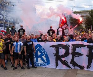 Tłumy manifestantów przeszły przez Polskę na protestach Stop migracji. Wśród nich było mnóstwo kibiców