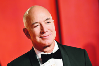 Rozdaje fortunę byłego męża