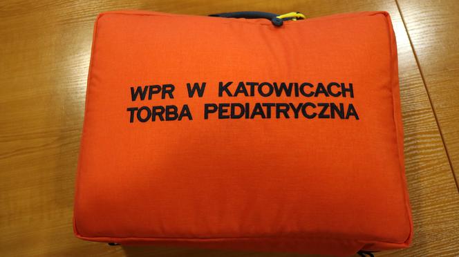 Ratownicy ze Śląska jako pierwsi w Polsce mają nowe, ujednolicone plecaki medyczne