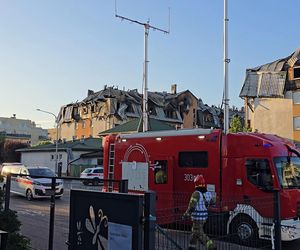 Pożar w Ząbkach. Strażacy przeszukują pogorzelisko